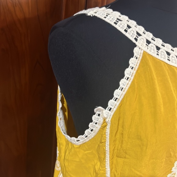 Sleeveless Embroidered Tank Top - Picture 3 of 5